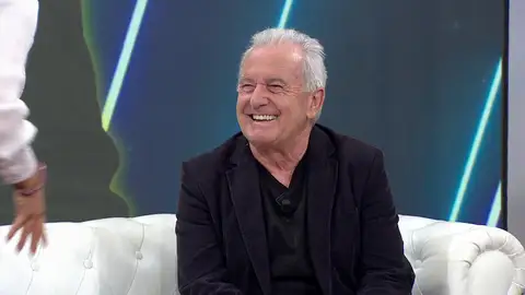Víctor Manuel asegura que él no canta en casa, hace una sorprendente confesión sobre Ana Belén: "Es muy lanzada" Víctor Manuel asegura que él no canta en casa, hace una sorprendente confesión sobre Ana Belén: "Es muy lanzada"
