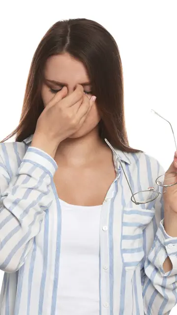 Una mujer con dolores de cabeza Una mujer con dolores de cabeza