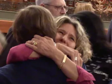 El emotivo abrazo entre Manuel Díaz El Cordobés y su hermana Mari Ángeles el día que se conocieron El emotivo abrazo entre Manuel Díaz El Cordobés y su hermana Mari Ángeles el día que se conocieron