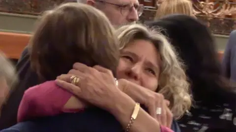 El emotivo abrazo entre Manuel Díaz El Cordobés y su hermana Mari Ángeles el día que se conocieron El emotivo abrazo entre Manuel Díaz El Cordobés y su hermana Mari Ángeles el día que se conocieron