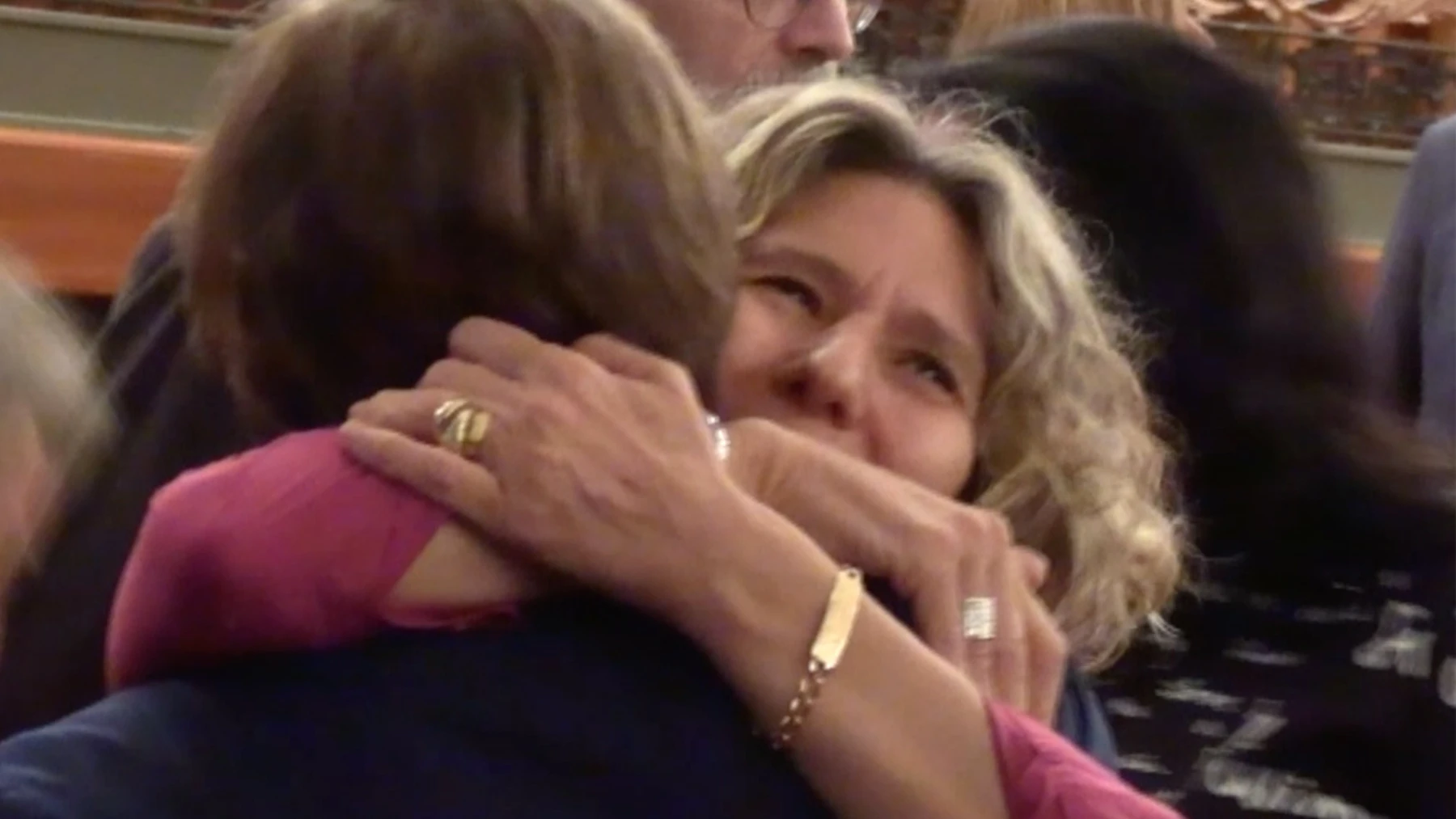 El emotivo abrazo entre Manuel Díaz El Cordobés y su hermana Mari Ángeles el día que se conocieron El emotivo abrazo entre Manuel Díaz El Cordobés y su hermana Mari Ángeles el día que se conocieron