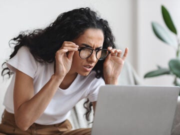 Una mujer con dolor de cabeza