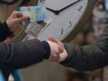 Una persona compra Lotería de Navidad, en Madrid (España).