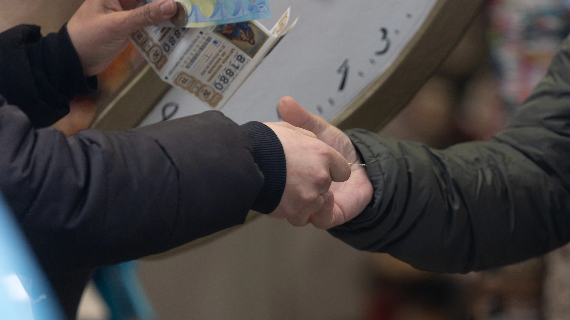 Una persona compra Lotería de Navidad, en Madrid (España). Una persona compra Lotería de Navidad, en Madrid (España).