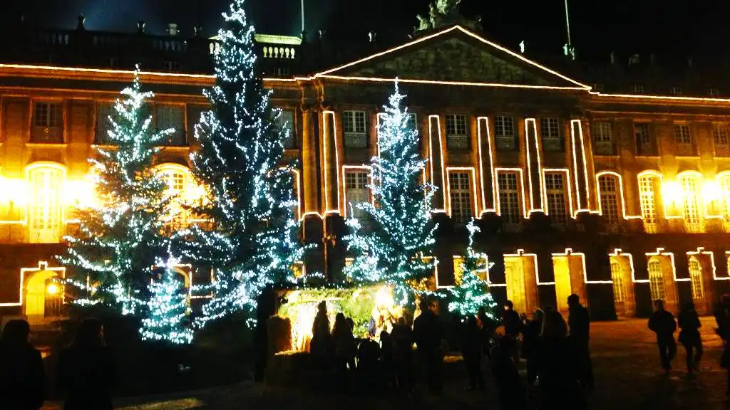 Plaza del Obradoiro de Santiago de Compostela con luces navideñas Plaza del Obradoiro de Santiago de Compostela con luces navideñas
