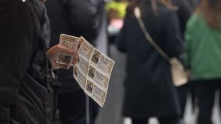 Una persona con varios d&eacute;cimos de Loter&iacute;a de Navidad