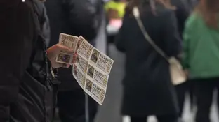 Una persona con varios décimos de Lotería de Navidad Una persona con varios décimos de Lotería de Navidad