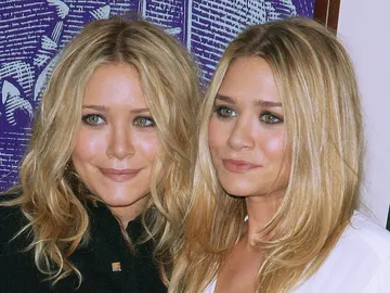 Ashley Olsen y Mary-Kate Olsen en Nueva York en el año 2008 Ashley Olsen y Mary-Kate Olsen en Nueva York en el año 2008