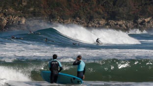 Surfistas en la playa de la Zurriola de San Sebasti&aacute;n