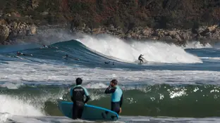 Surfistas en la playa de la Zurriola de San Sebastián Surfistas en la playa de la Zurriola de San Sebastián