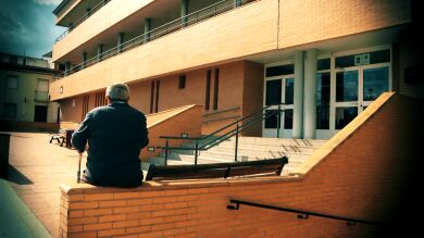 Un hombre de 65 años, a tiros en la residencia en la que vive: 