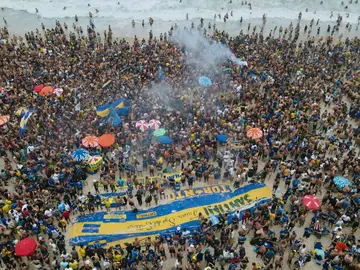 Imagen de los aficionados de Boca Juniors en la playa de Copacabana Imagen de los aficionados de Boca Juniors en la playa de Copacabana