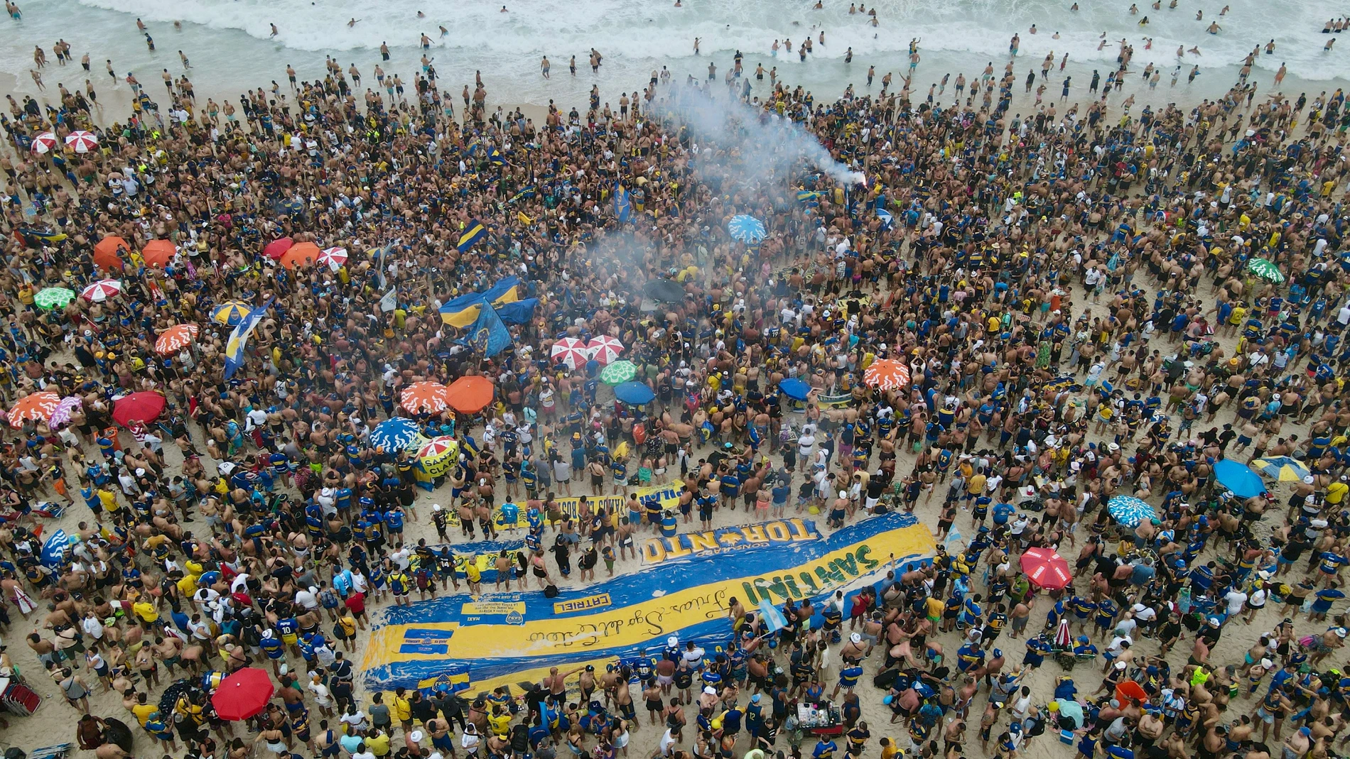 Imagen de los aficionados de Boca Juniors en la playa de Copacabana 