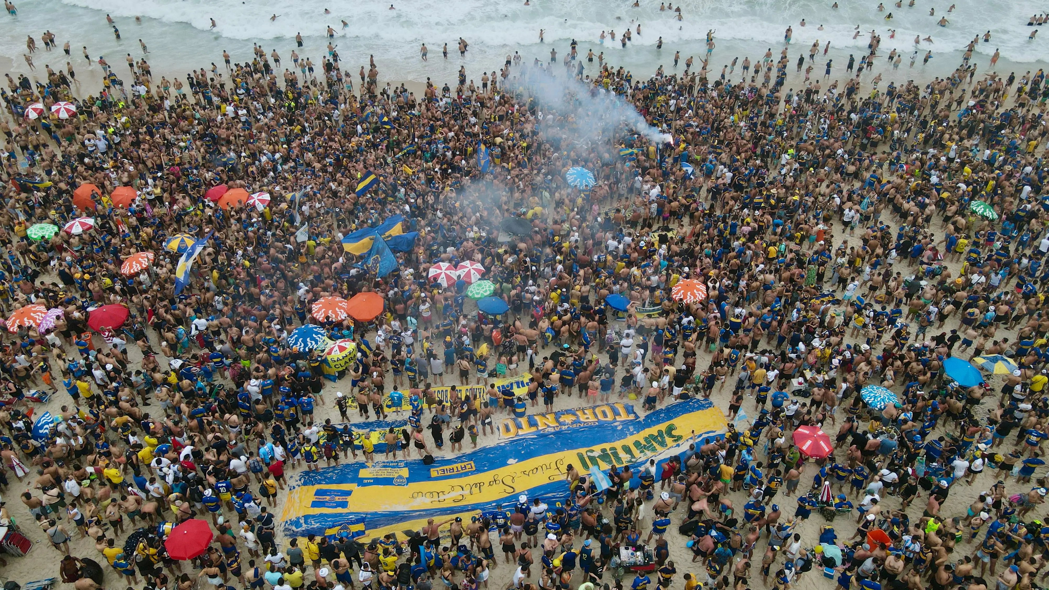 Imagen de los aficionados de Boca Juniors en la playa de Copacabana Imagen de los aficionados de Boca Juniors en la playa de Copacabana