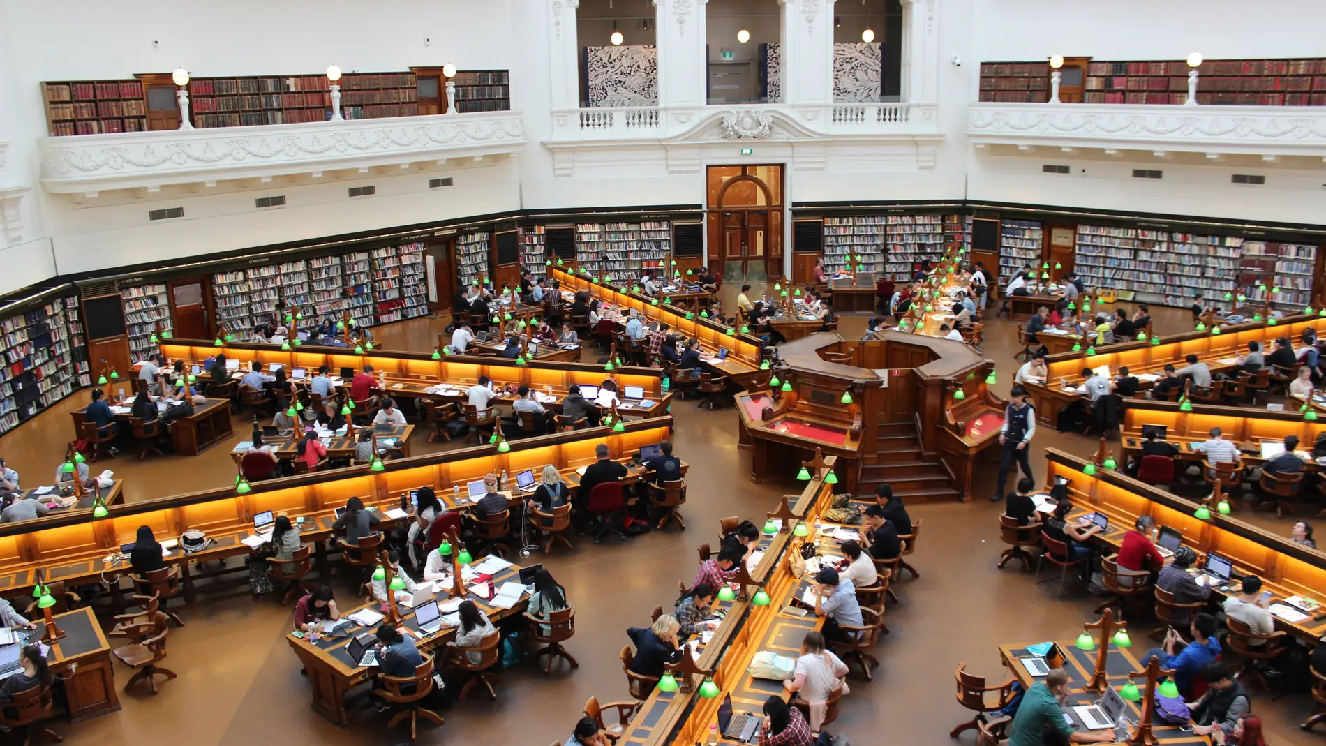 Estudiantes universitarios en una biblioteca.