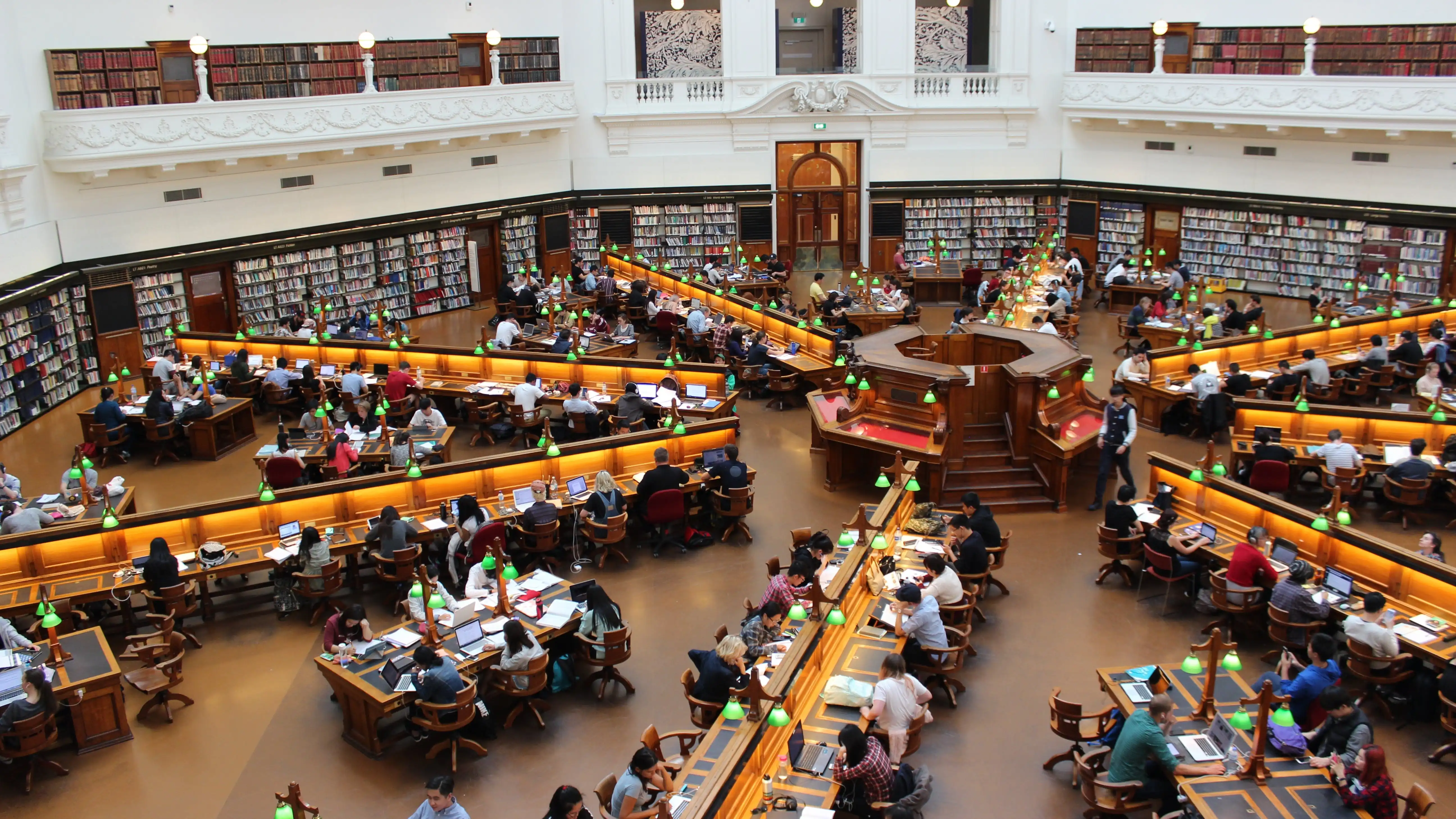 Estudiantes universitarios en una biblioteca.