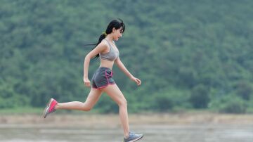 Mujer corriendo con ropa de deporte