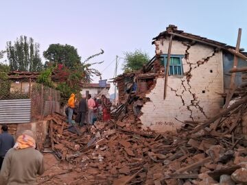 Varias personas buscan supervivientes entre los escombros tras el terremoto de Thaple, en Jajarkot, en el extremo occidental de Nepal.