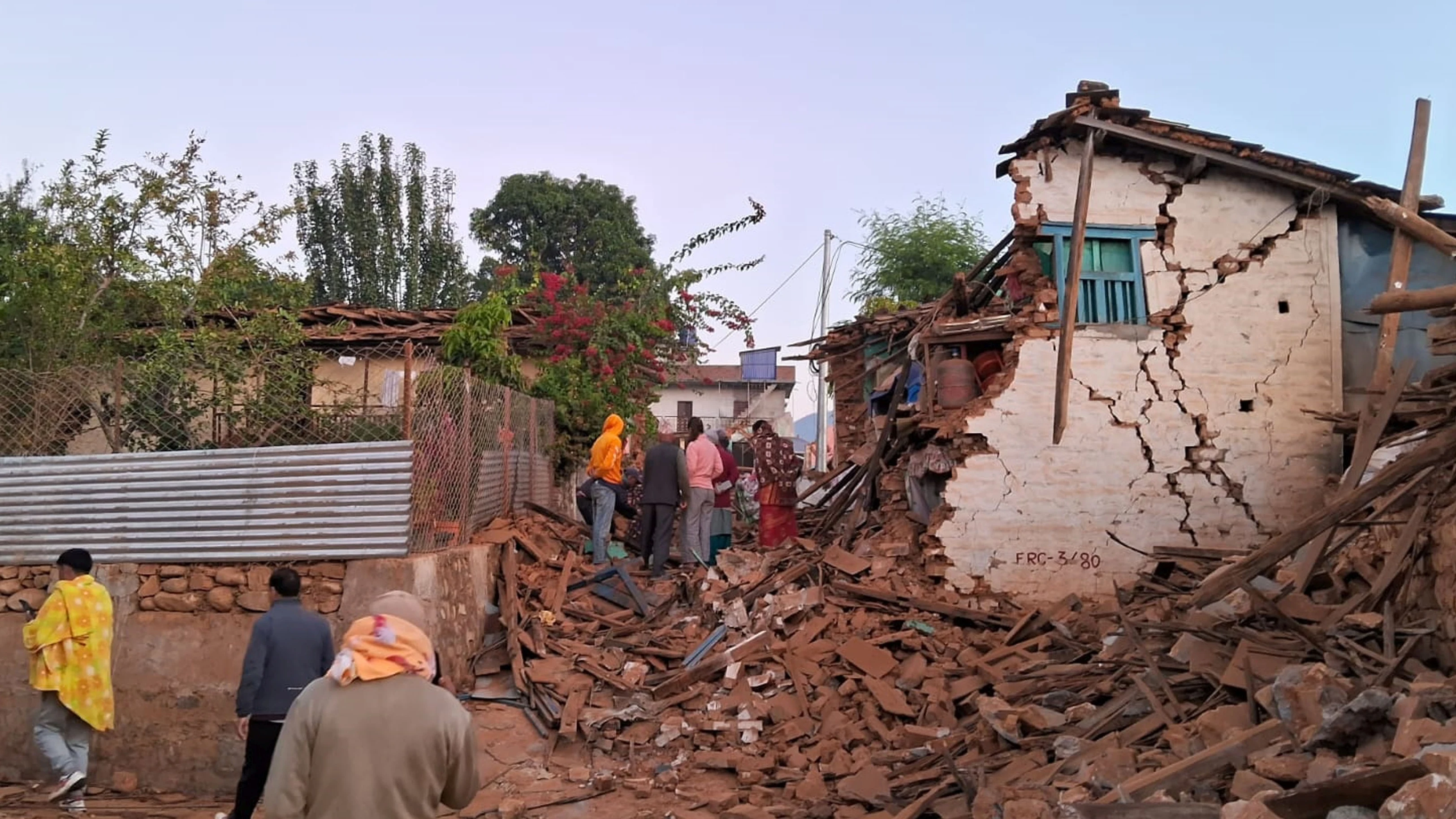 Varias personas buscan supervivientes entre los escombros tras el terremoto de Thaple, en Jajarkot, en el extremo occidental de Nepal. Varias personas buscan supervivientes entre los escombros tras el terremoto de Thaple, en Jajarkot, en el extremo occidental de Nepal.