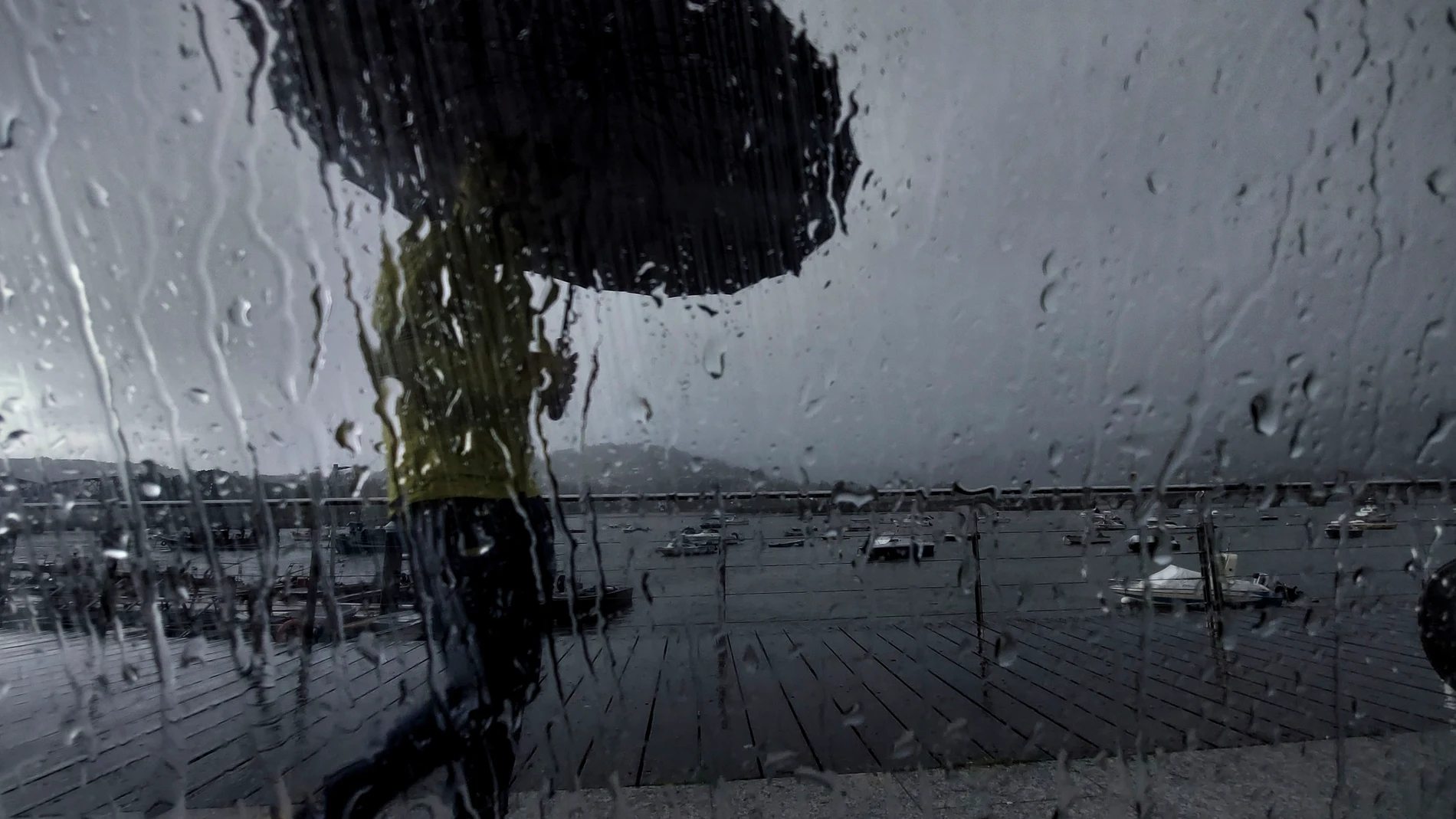 Imagen de archivo de una persona con paraguas