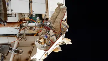 El ingeniero de vuelo de la Expedición 70, Oleg Kononenko, de Roscosmos, aparece en la foto durante una caminata espacial para inspeccionar un radiador de respaldo, desplegar un nanosatélite e instalar hardware de comunicaciones en el módulo científico Nauka de la Estación Espacial Internacional.