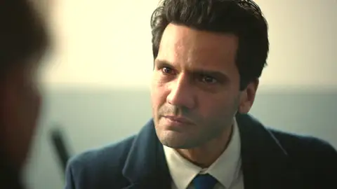 El jefe de la mafia se enfrenta a Ilgaz y lo amenaza El jefe de la mafia se enfrenta a Ilgaz y lo amenaza