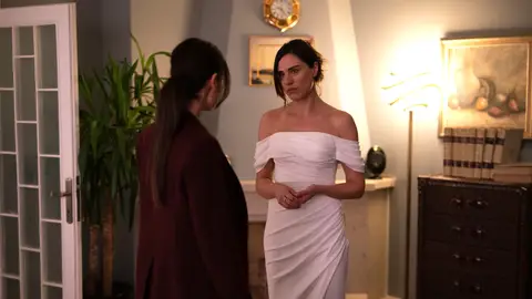 La inesperada confesión de Derya mientras se prueba su vestido de novia La inesperada confesión de Derya mientras se prueba su vestido de novia