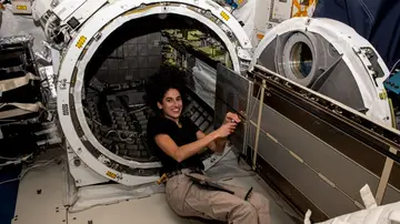 La astronauta de la NASA e ingeniera de vuelo de la Expedición 70, Jasmin Moghbeli, prepara el hardware externo para la retracción dentro de la esclusa de aire del módulo de laboratorio Kibo a bordo de la Estación Espacial Internacional.