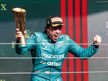Fernando Alonso celebra con efusividad su podio (3ª) en el GP de Brasil 2023