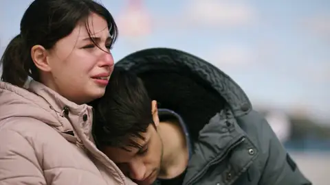 Parla descubre que su padre y Ceylin enterraron al asesino de Ridvan Parla descubre que su padre y Ceylin enterraron al asesino de Ridvan