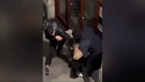 VÍDEO: Las impactantes imágenes de un robo en Barcelona con la técnica del 'mataleón' VÍDEO: Las impactantes imágenes de un robo en Barcelona con la técnica del 'mataleón'