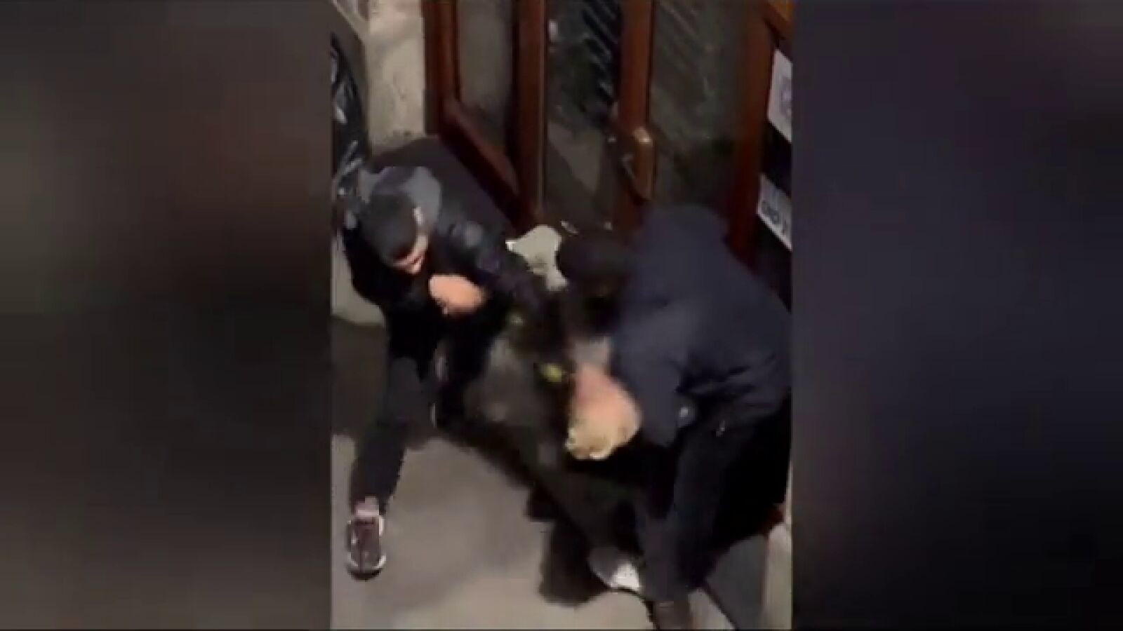 VÍDEO: Las impactantes imágenes de un robo en Barcelona con la técnica del 'mataleón'
