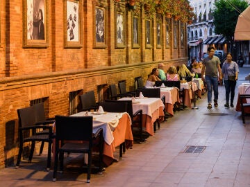 Mesas en la calle de un restaurante del centro de Sevilla