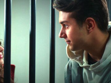 Doruk demuestra su amor por Asiye delante de todos: "Salimos juntos de aqu&iacute; o nos quedamos los dos en el calabozo"