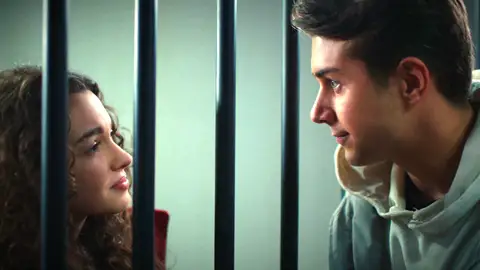 Doruk demuestra su amor por Asiye delante de todos: "Salimos juntos de aquí o nos quedamos los dos en el calabozo" Doruk demuestra su amor por Asiye delante de todos: "Salimos juntos de aquí o nos quedamos los dos en el calabozo"