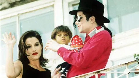 Michael Jackson y su mujer Lisa Marie Presley de visita en Budapest