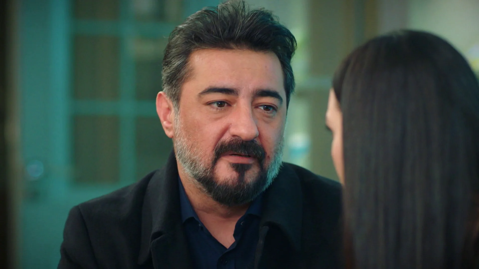 Akif llega tiempo y evita que Suzan descubra... &iexcl;la grabaci&oacute;n sobre su infidelidad!