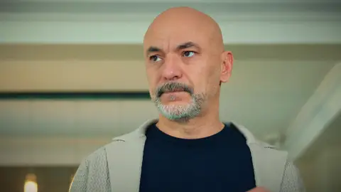 Ahmet, presionado por su familia, rompe los papeles con los que pretendía reconocer a Ömer como su hijo 