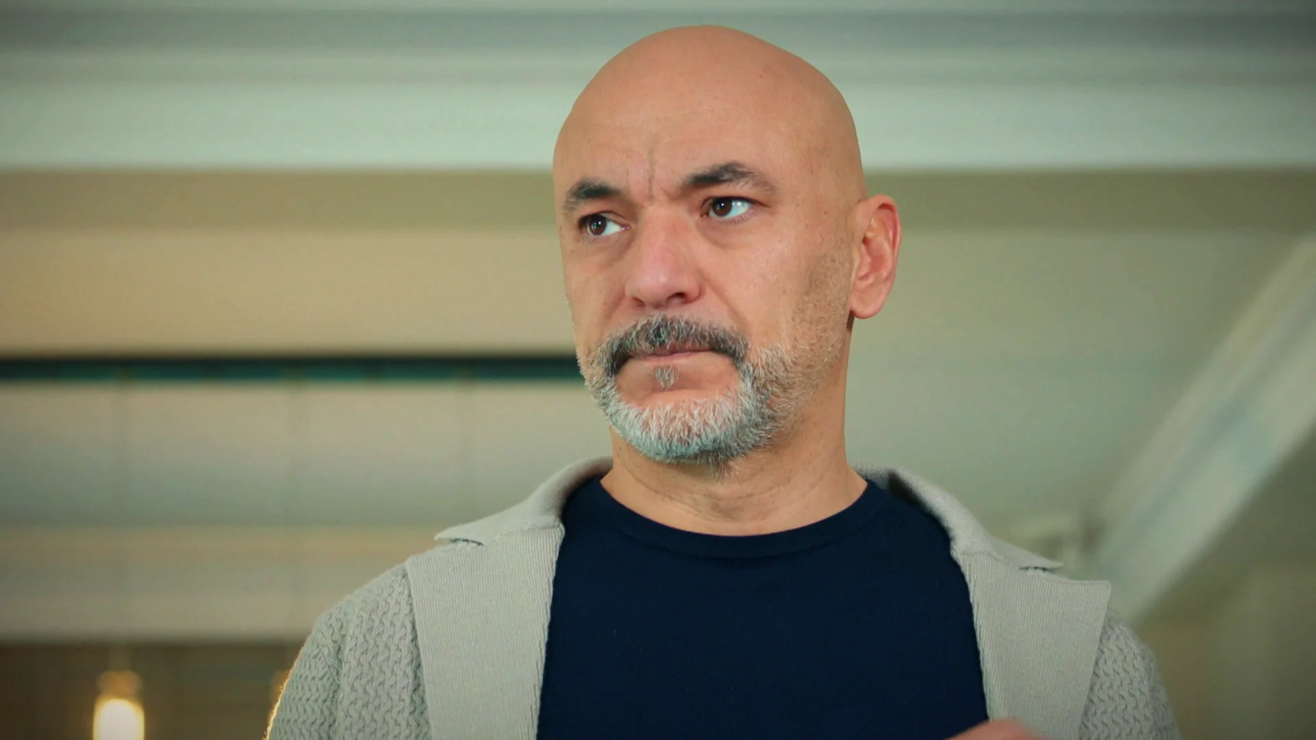 Ahmet, presionado por su familia, rompe los papeles con los que pretendía reconocer a Ömer como su hijo Ahmet, presionado por su familia, rompe los papeles con los que pretendía reconocer a Ömer como su hijo