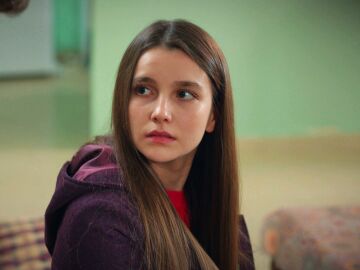 Zehra le confiesa a Tolga y sus amigos su gran secreto: "Me obligan a casarme"