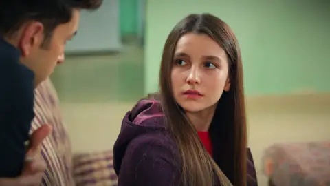 Zehra le confiesa a Tolga y sus amigos su gran secreto: "Me obligan a casarme" Zehra le confiesa a Tolga y sus amigos su gran secreto: "Me obligan a casarme"