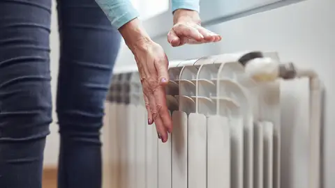 Una mujer prueba un radiador