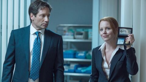 David Duchovny y Lauren Ambrose en la temporada 10 de Expediente X