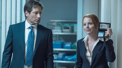 David Duchovny y Lauren Ambrose en la temporada 10 de Expediente X David Duchovny y Lauren Ambrose en la temporada 10 de Expediente X