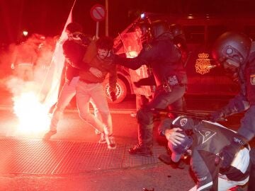 Imagen de los disturbios entre Policía y manifestantes frente a la sede del PSOE