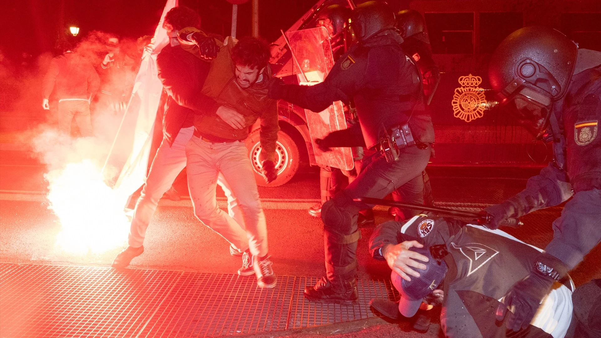 Imagen de los disturbios entre Polic&iacute;a y manifestantes frente a la sede del PSOE