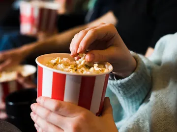 Jóvenes comiendo palomitas en el cine Jóvenes comiendo palomitas en el cine
