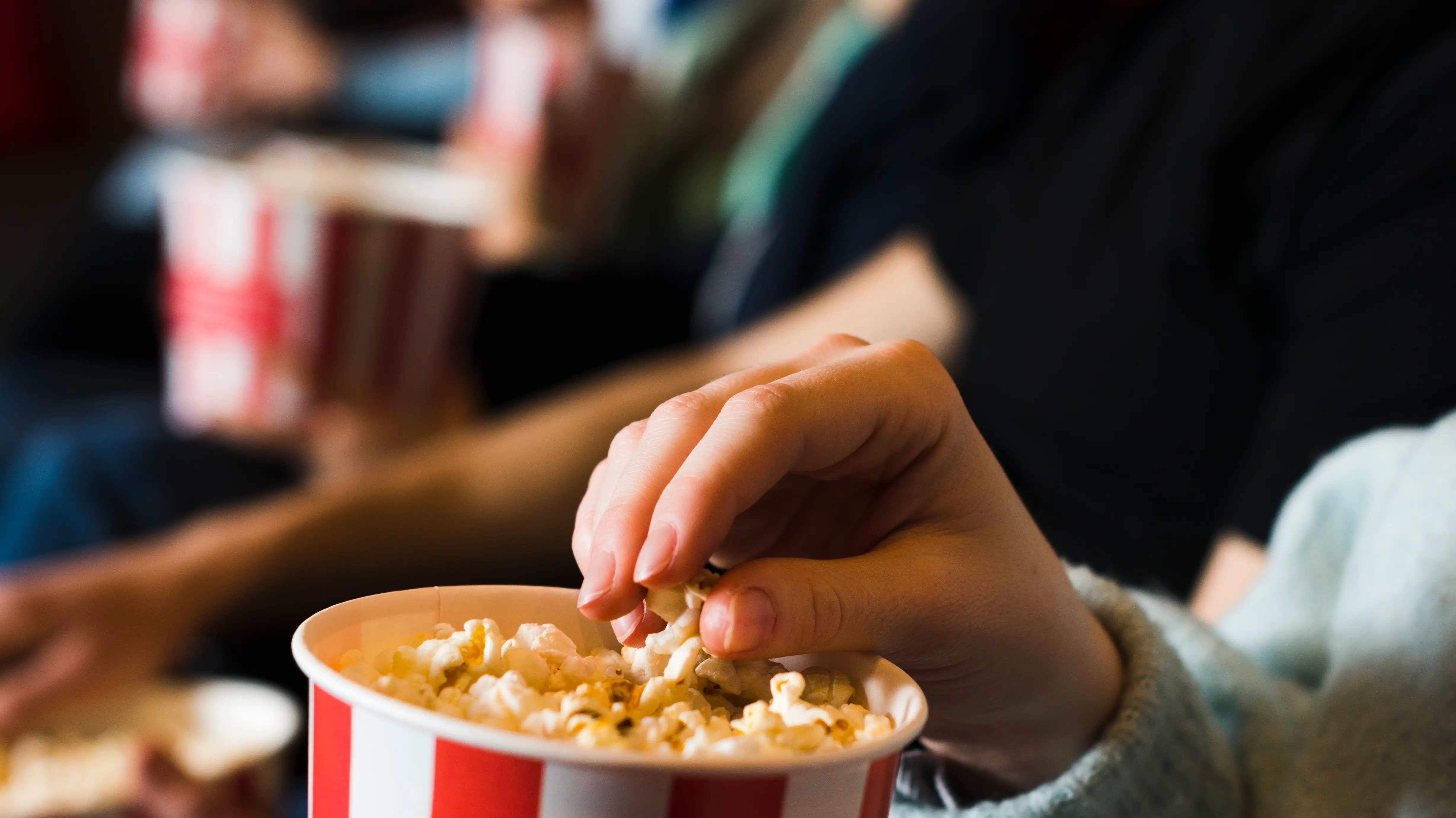 Jóvenes comiendo palomitas en el cine Jóvenes comiendo palomitas en el cine