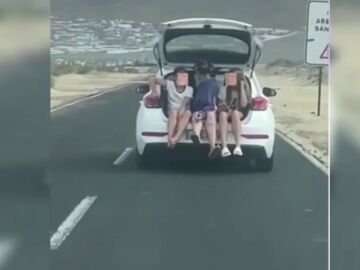 Tres jóvenes viajan sentadas en el maletero en Lanzarote
