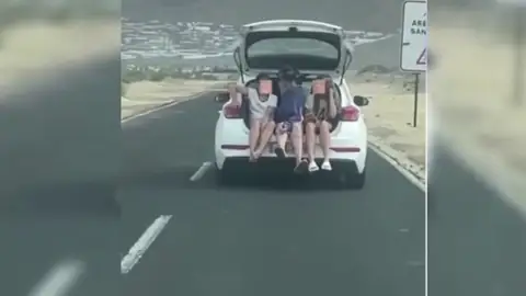 Tres jóvenes viajan sentadas en el maletero en Lanzarote Tres jóvenes viajan sentadas en el maletero en Lanzarote